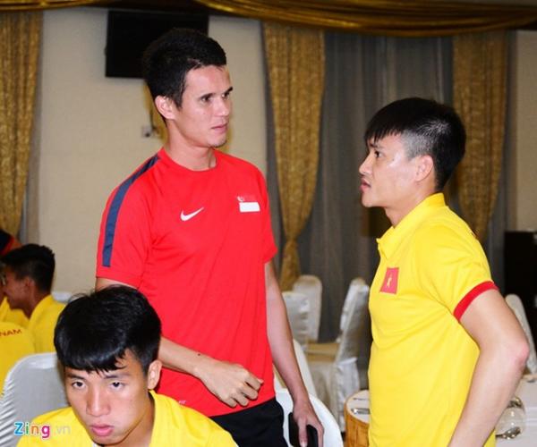 Sau chuyến bay, tuyển Việt Nam đến khách sạn Yangon lúc 20h ngày 1/6, toàn đội có 23 cầu thủ và ban huấn luyện, các cầu thủ thoải mái sau trận thắng 2-0 trước Syria. HLV Hữu Thắng tỏ ra rất vui mừng khi gặp giới truyền thông trong nước.