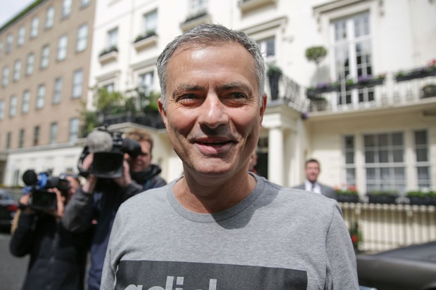 Jose Mourinho cười tươi rói, tung tăng dạo phố
