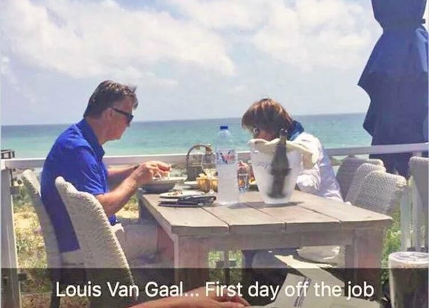 Rời M.U, Van Gaal làm gì đầu tiên?