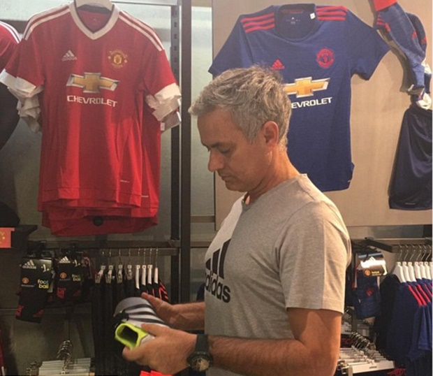 Cuối tuần, Mourinho đi mua sắm ở Old Trafford