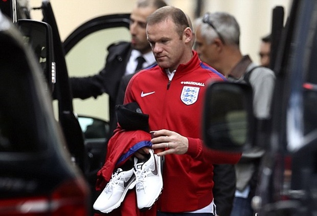 Trong khi đó, 1 nhóm tuyển thủ Anh dẫn đầu là Rooney đi đánh golf. Ảnh: Internet.