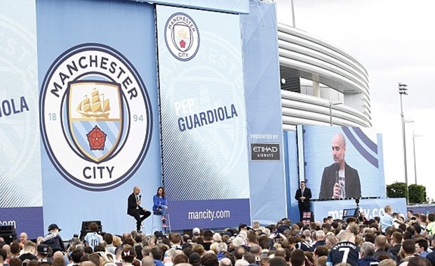 Pep Guardiola ra mắt Man City, CĐV 'rồng rắn' đến xem