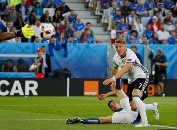 Schweinsteiger cân bằng kỷ lục ra sân tại World Cup, EURO