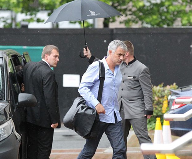 Ngày đầu tại M.U, Mourinho quần quật hơn 10 tiếng