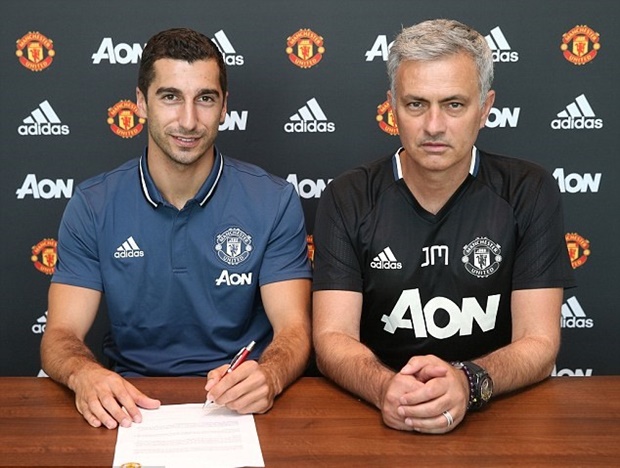 Chùm ảnh: Henrikh Mkhitaryan rạng rỡ ngày về Man United