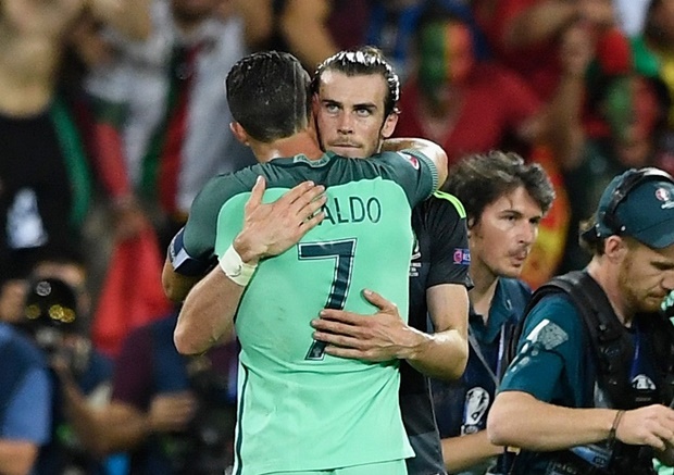 Vui chiến thắng, Ronaldo không quên an ủi Bale