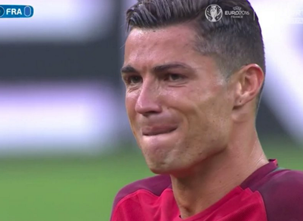 C. Ronaldo khóc: Chúng ta đã từng thấy Ronaldo đầy lạc quan trên sân cỏ, nhưng làm sao khi cảm xúc nó tràn ngập và khiến anh ta không thể kìm nén được nữa? Có lẽ đó là lúc chúng ta thấy Ronaldo khóc, hãy cùng theo dõi hình ảnh này để hiểu thêm về một Ronaldo đầy cảm xúc và sự chân thành.
