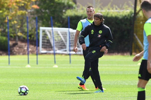 Chùm ảnh: HLV Conte khiến học trò lác mắt ngày đầu ở Chelsea