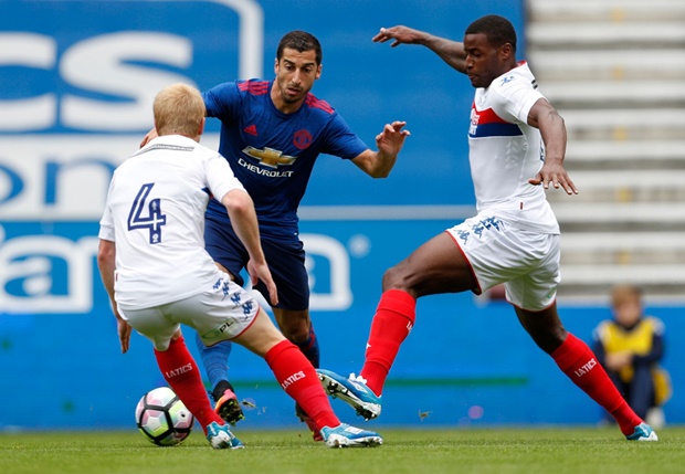 Chùm ảnh: Mkhitaryan 'nhảy múa' ở trận đầu Mourinho dẫn dắt M.U