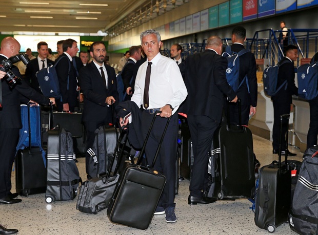 Mourinho lịch lãm, dẫn đầu dàn sao M.U đi du đấu