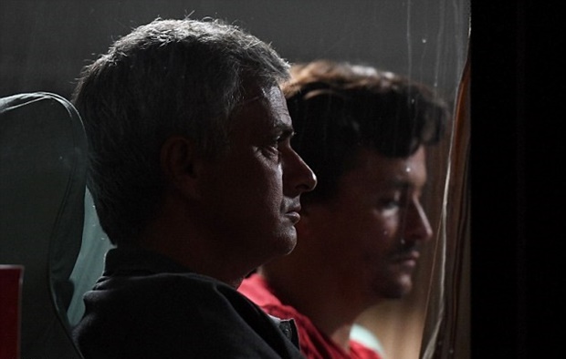 Chùm ảnh: Bị hành xác, thầy trò Mourinho 'mặt đưa đám' rời TQ