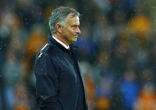 Derby Manchester: Jose Mourinho lại kêu ca