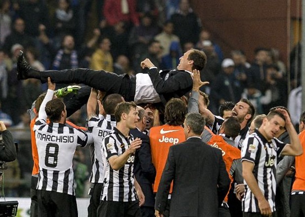 2 đội hình cực khủng, trao luôn và ngay Scudetto cho Juventus