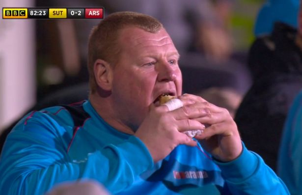 Sốc: Thủ môn béo ăn bánh trận gặp Arsenal trả giá đắt - Bóng Đá
