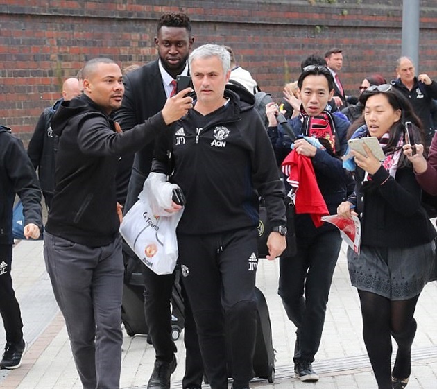Dàn sao Man Utd hành quân đến London thiếu vắng Pogba - Bóng Đá