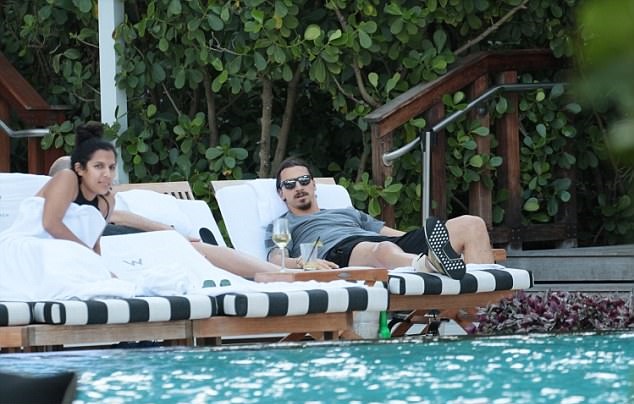 Ibrahimovic thư giãn ở bể bơi, đếm ngày trở lại - Bóng Đá