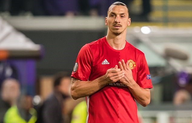 Ibrahimovic thư giãn ở bể bơi, đếm ngày trở lại - Bóng Đá