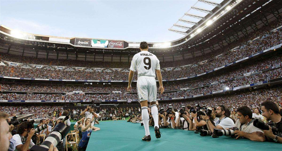 Chùm ảnh: 8 năm trước, Ronaldo rời M.U tới Real Madrid và phần còn lại là lịch sử - Bóng Đá