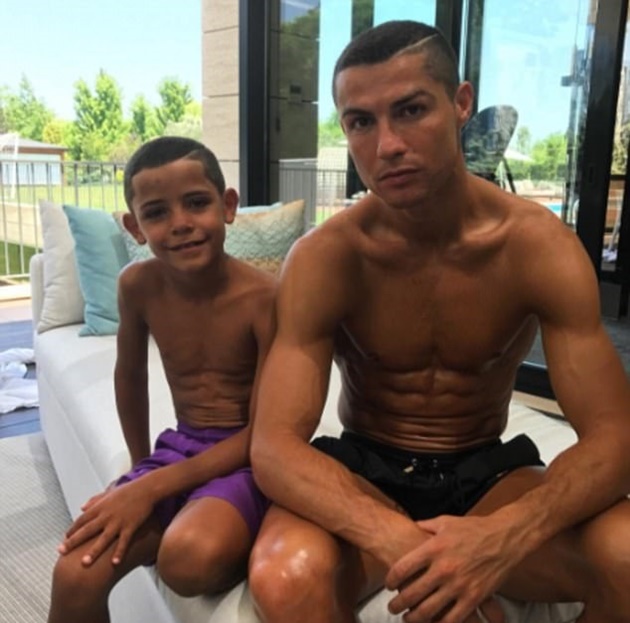 'Cha nào con nấy', Ronaldo khoe tóc đôi với con trai cực chất - Bóng Đá