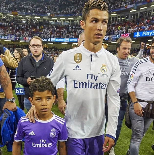 'Cha nào con nấy', Ronaldo khoe tóc đôi với con trai cực chất - Bóng Đá