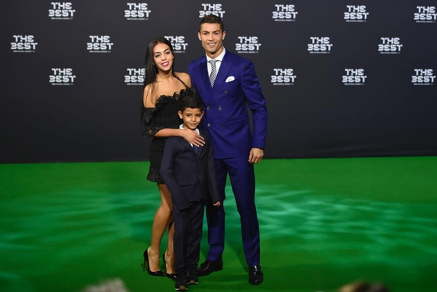 'Cha nào con nấy', Ronaldo khoe tóc đôi với con trai cực chất - Bóng Đá