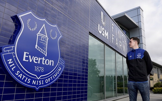 Chùm ảnh: Cựu sao trẻ M.U rạng rỡ ra mắt Everton với HĐ kỷ lục - Bóng Đá