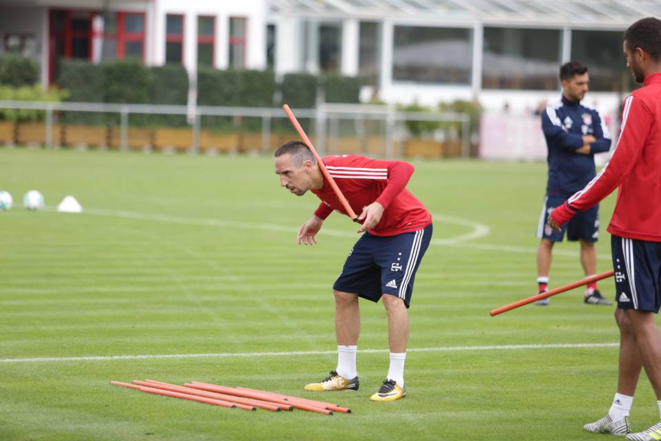 Trở lại tập luyện, Bayern Munich dùng gậy đánh bóng - Bóng Đá