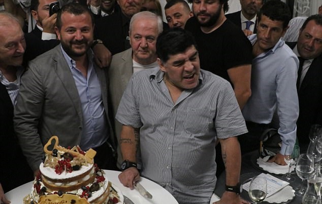 'Cậu bé vàng' Maradona quẩy tung nóc xe ngày trở lại Napoli - Bóng Đá