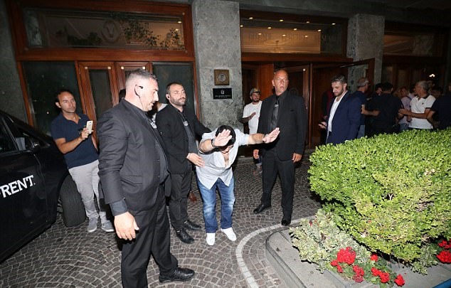 'Cậu bé vàng' Maradona quẩy tung nóc xe ngày trở lại Napoli - Bóng Đá