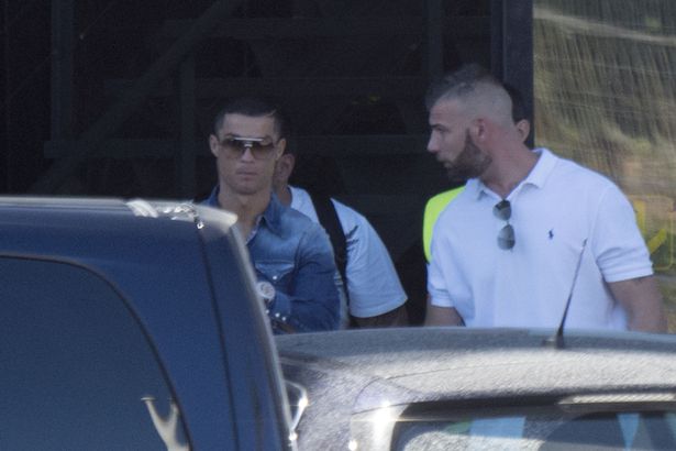 Ronaldo dắt đại gia đình và bạn gái đi nghỉ mát - Bóng Đá