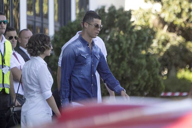 Ronaldo dắt đại gia đình và bạn gái đi nghỉ mát - Bóng Đá