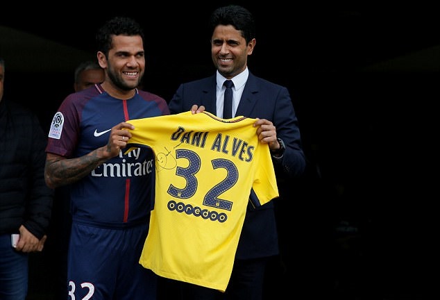 Ra mắt PSG, Dani Alves được chào đón như ông hoàng - Bóng Đá