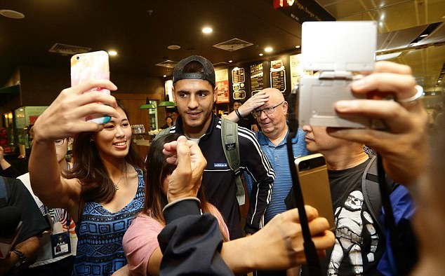 Vừa đặt chân tới Singapore, Morata bị fan cuồng vây kín - Bóng Đá