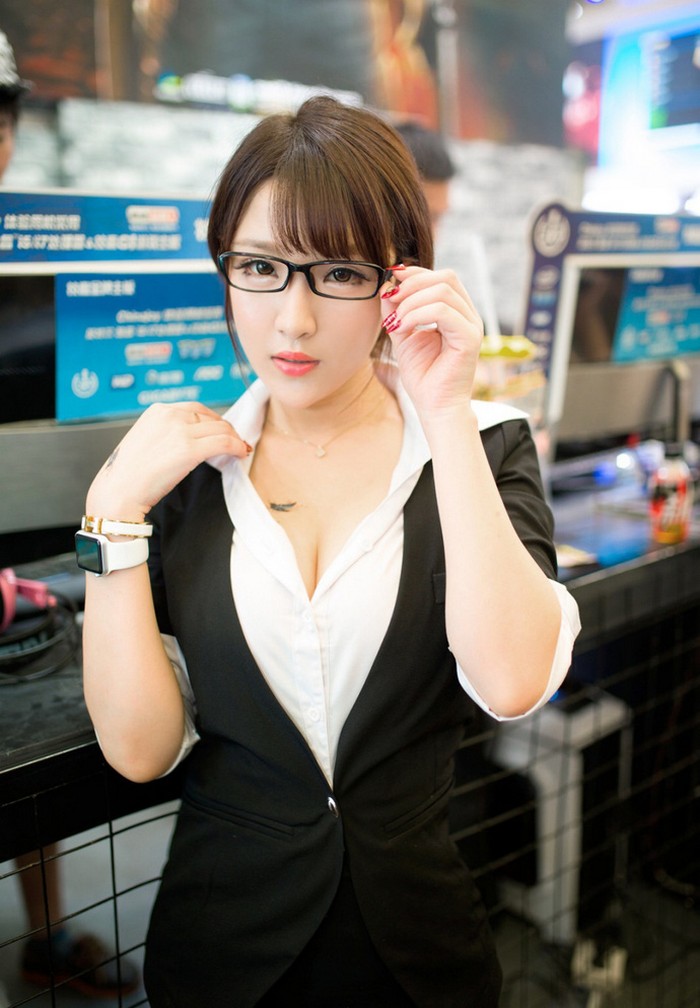 Showgirl nổi tiếng châu Á khoe body, nhìn là yêu - Bóng Đá