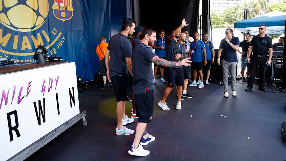 Neymar mất tích khi Messi và đồng đội vẫy tay chào NHM - Bóng Đá