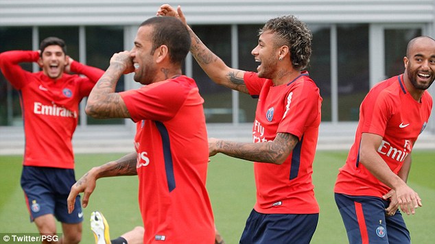 Vừa ra mắt PSG, Neymar liền xỏ giày ra sân tập - Bóng Đá