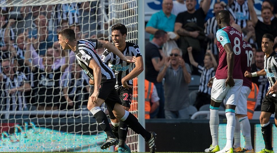 Newcastle 3-0 West Ham: 'Chích chòe' chôn vùi Chicharito và đồng đội - Bóng Đá