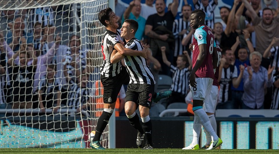 Newcastle 3-0 West Ham: 'Chích chòe' chôn vùi Chicharito và đồng đội - Bóng Đá