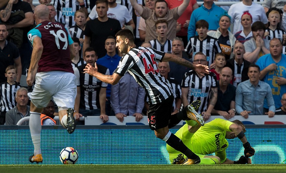 Newcastle 3-0 West Ham: 'Chích chòe' chôn vùi Chicharito và đồng đội - Bóng Đá