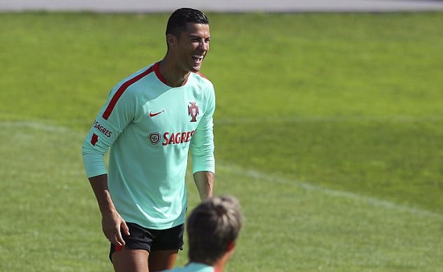 Ronaldo tập sung sức, sẵn sàng bùng nổ - Bóng Đá