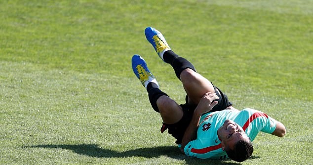 Ronaldo tập sung sức, sẵn sàng bùng nổ - Bóng Đá