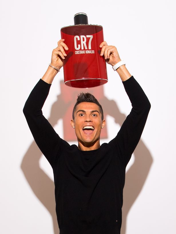 Ronaldo ra mắt nước hoa - Bóng Đá