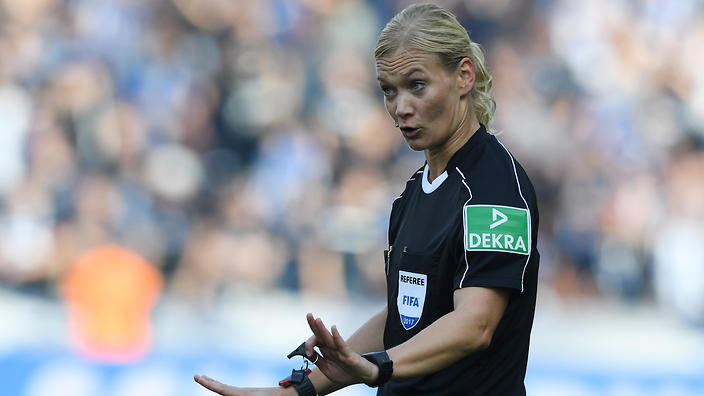 Nữ trọng tài đầu tiên cầm còi ở Bundesliga - Bóng Đá