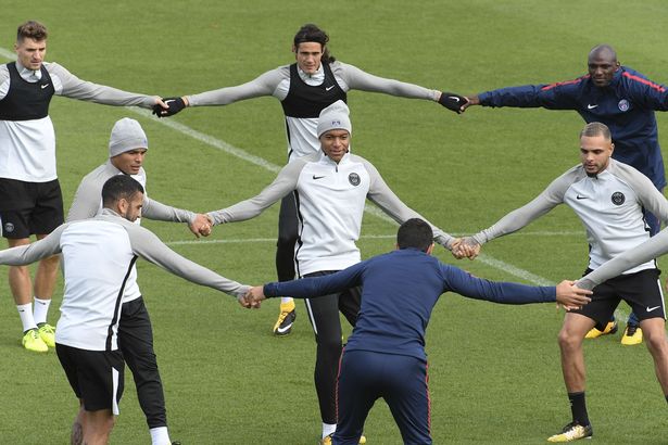 Mbappe & Neymar dẫn đầu đoàn quân PSG đổ bộ Glasgow - Bóng Đá