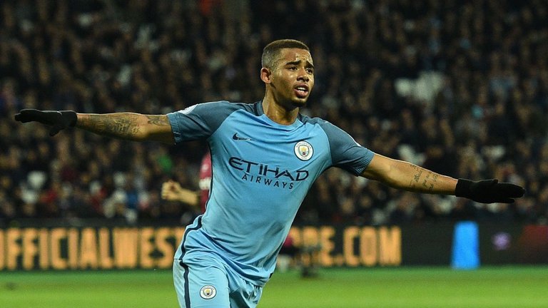 Được 'xả trại', Gabriel Jesus đi dự sinh nhật bạn thân - Bóng Đá