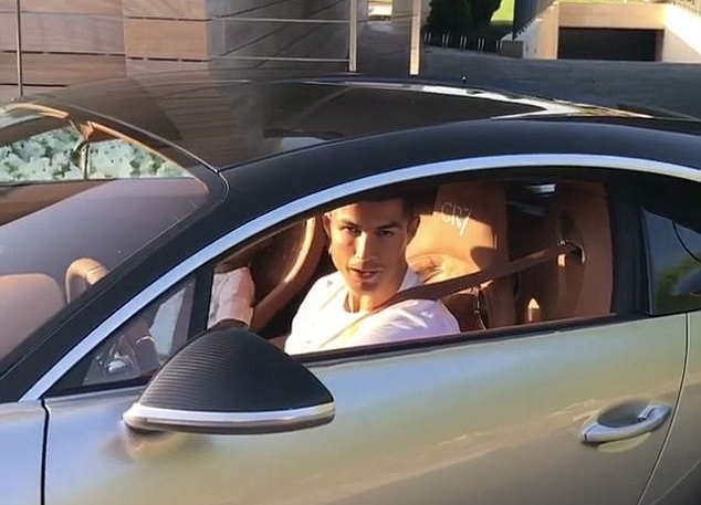 Ronaldo khoe siêu xe mới toanh, Ramos đưa bồ đi dự sự kiện - Bóng Đá
