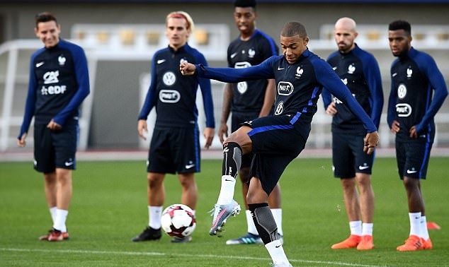 Cả đội đứng nhìn Mbappe dứt điểm điệu nghệ trong buổi tập thứ 2 - Bóng Đá