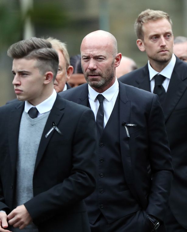 Rooney diện vest bảnh bao đi dự tang lễ - Bóng Đá