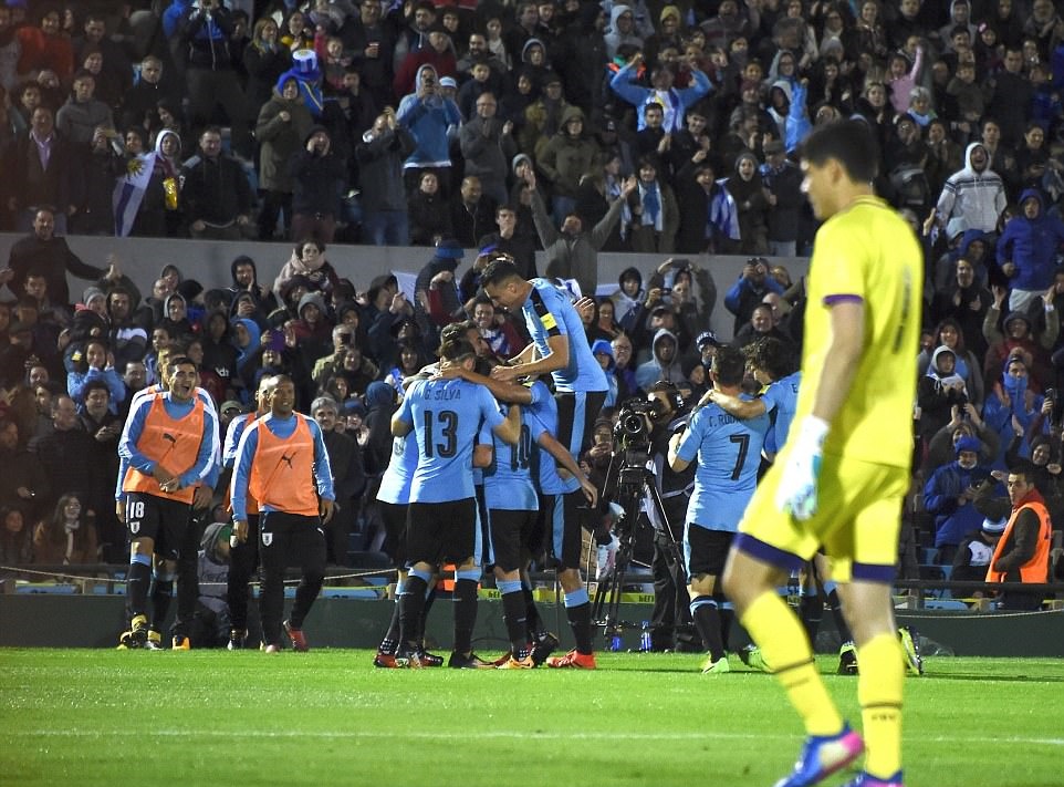 Luis Suarez lập cú đúp, Uruguay giành vé trong trận cầu 6 bàn thắng - Bóng Đá
