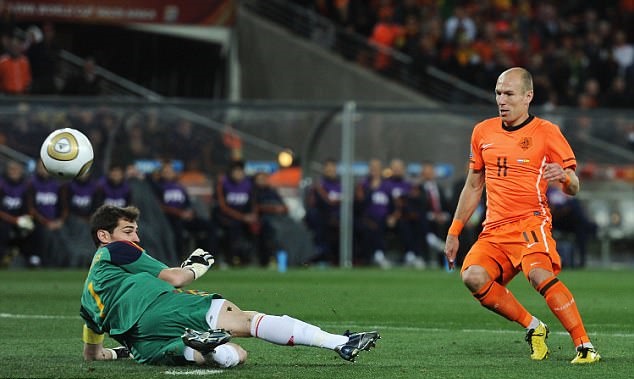Nghẹn nước mắt ngày Arjen Robben chia tay 'Cơn lốc màu da cam' - Bóng Đá